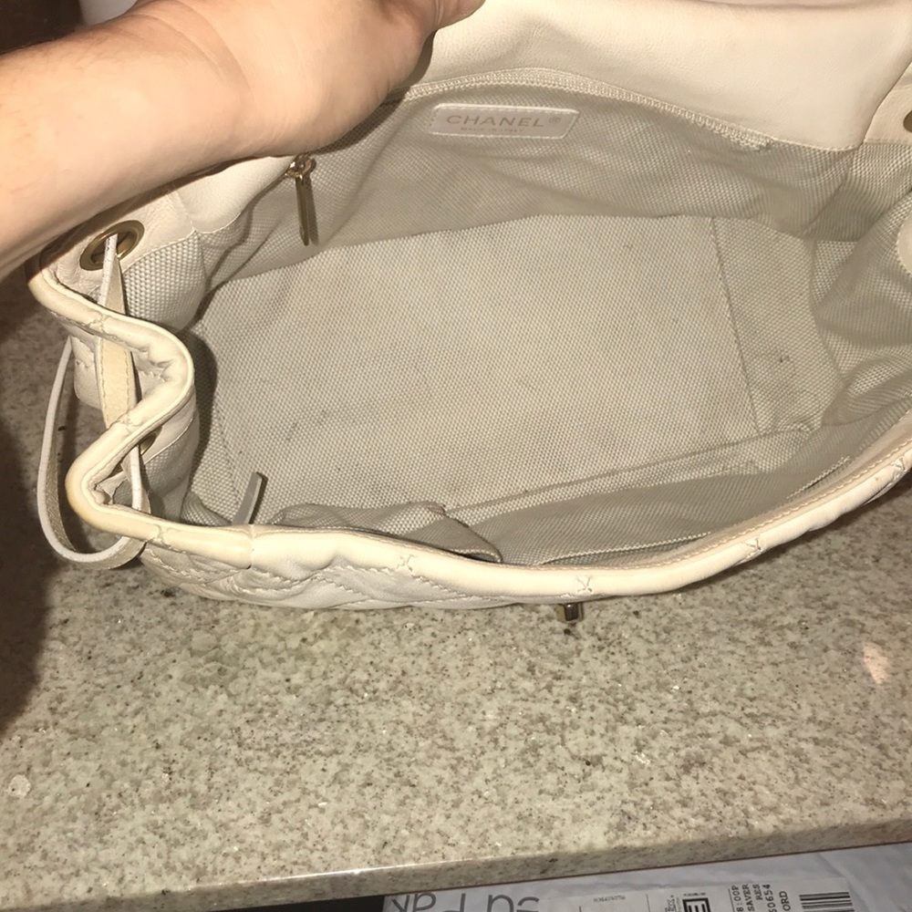 100% Authentic Chanel Cream Purse w Gold Hardware - Picture 5 of 8